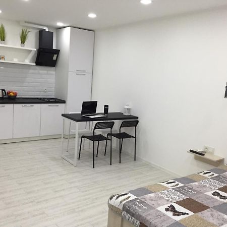 Cozy Underground Apartment At The Center เคอร์ซอน ภายนอก รูปภาพ